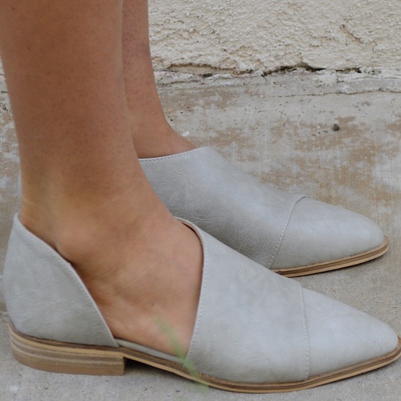 LAST 3️⃣ Vegan Leather Lt Gray Shank Flat - Picture 3 of 8